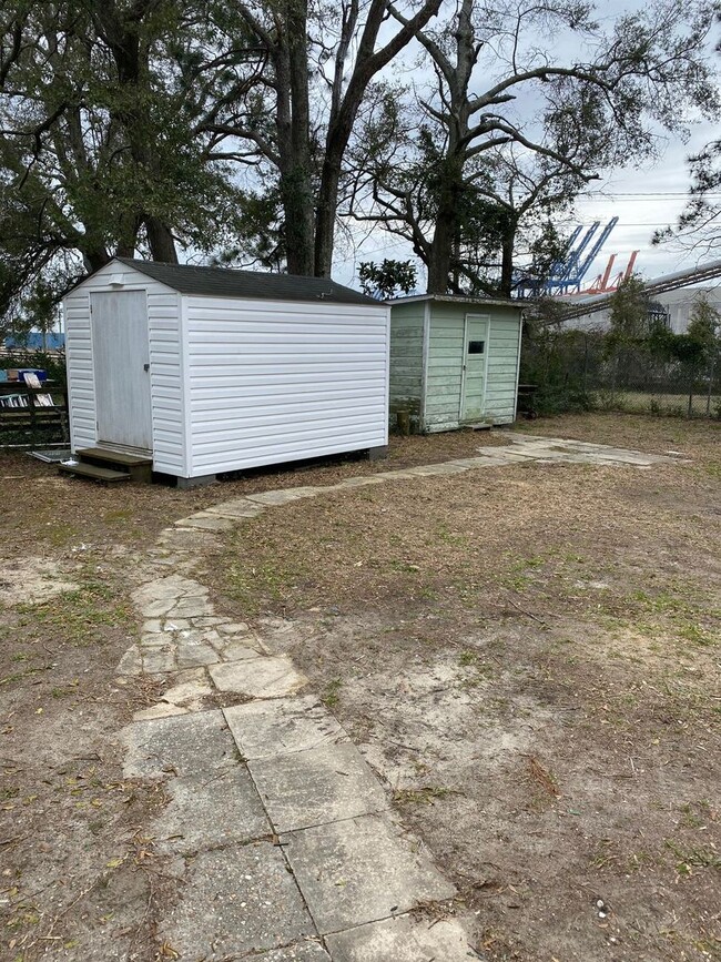 Building Photo - SUNSET PARK - 2 Bedroom House in quaint an...