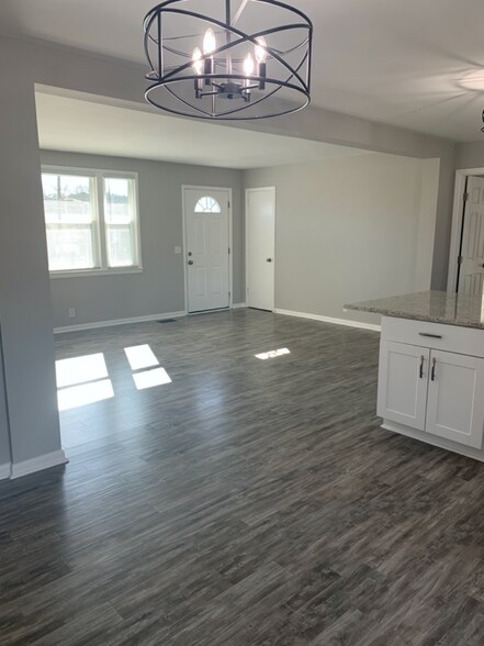 Building Photo - 317 Bonnaridge Dr