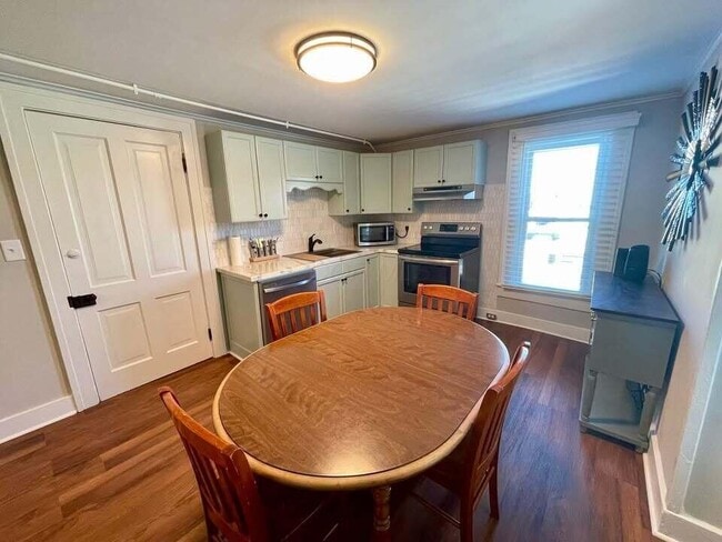 Building Photo - 160 1/2 W Mound St