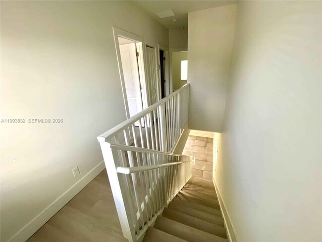 Building Photo - 5860 Hollywood Way