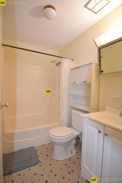 Building Photo - 10 Pond Ln
