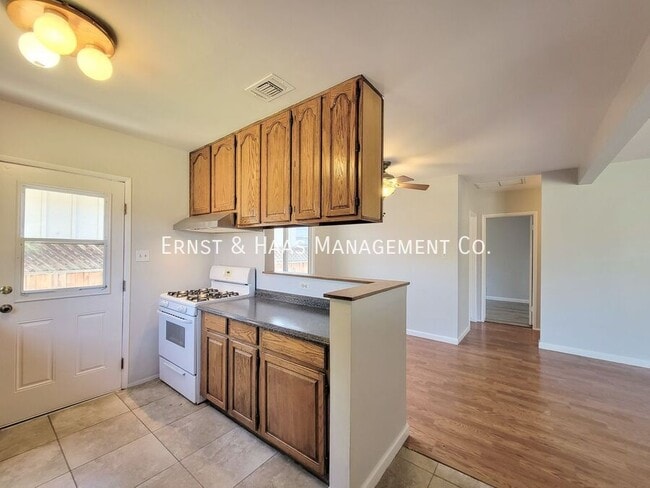 Building Photo - 3527 Pine Ave