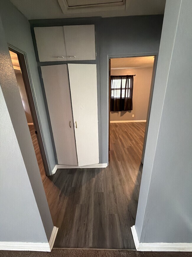 Building Photo - 10000 Knollcrest Ct