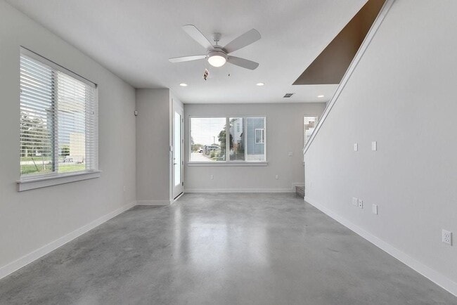 Building Photo - 801 N Bluff Dr