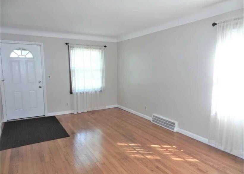 Building Photo - 19104 Kenosha St