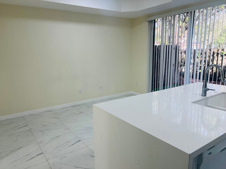 Building Photo - 4950 White Mangrove Way E