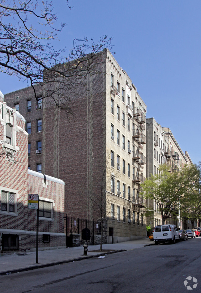 Building Photo - 15 Magaw Place
