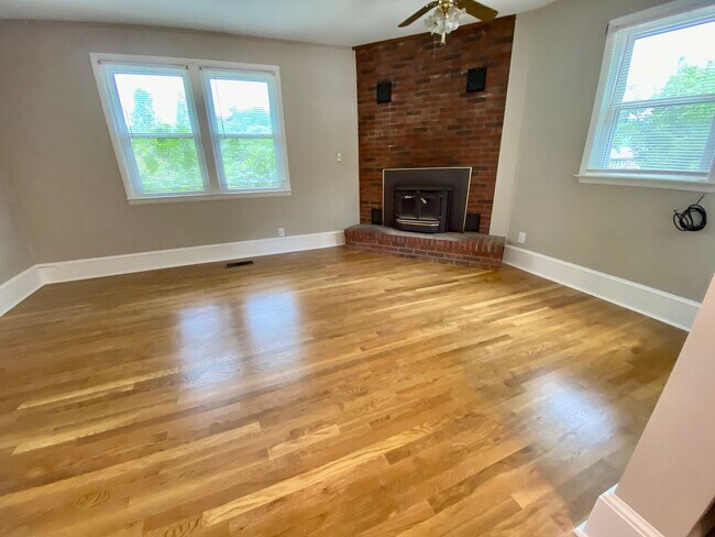 Building Photo - North Asheville - Renovated 1020's Charmer!