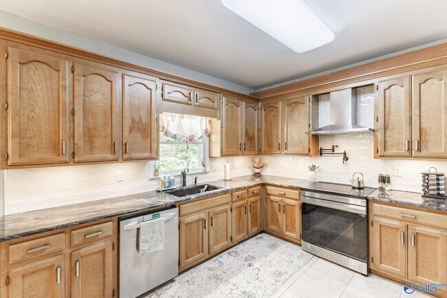 Building Photo - 15033 Greentree Trail SE