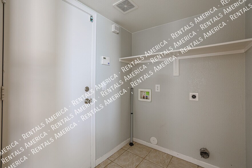 Building Photo - 7441 W Fleetwood Ln