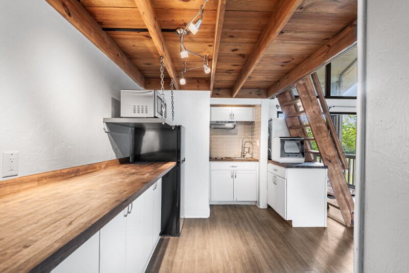 Building Photo - 2036 Corner Lake Dr