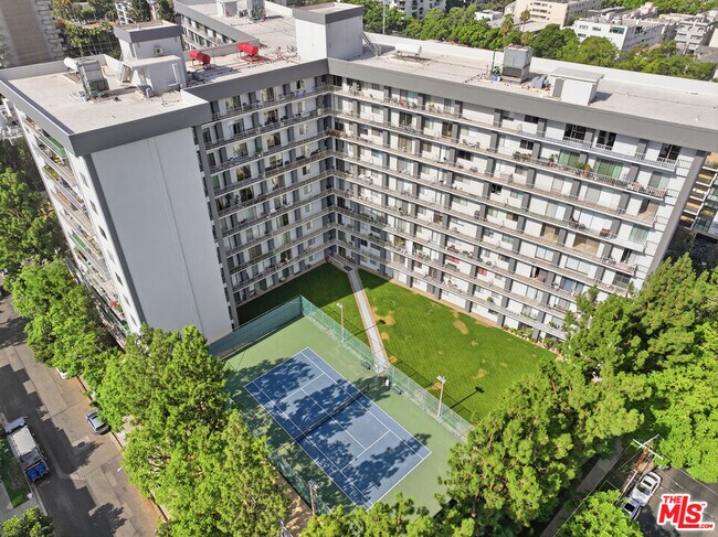 Building Photo - 100 S Doheny Dr