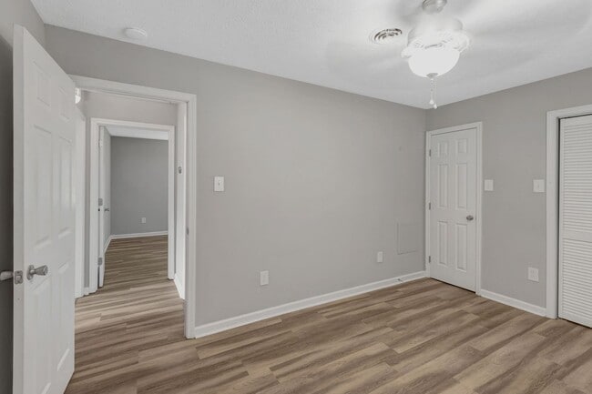Building Photo - AVAILABLE NOW. 2 Bed 1 Bath Duplex. Locate...