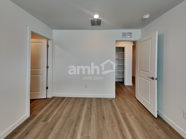 Building Photo - 6210 W Calle Lingo