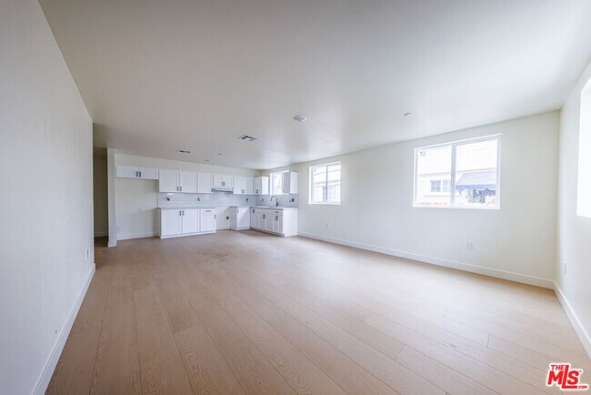 Building Photo - 948 E 21st St