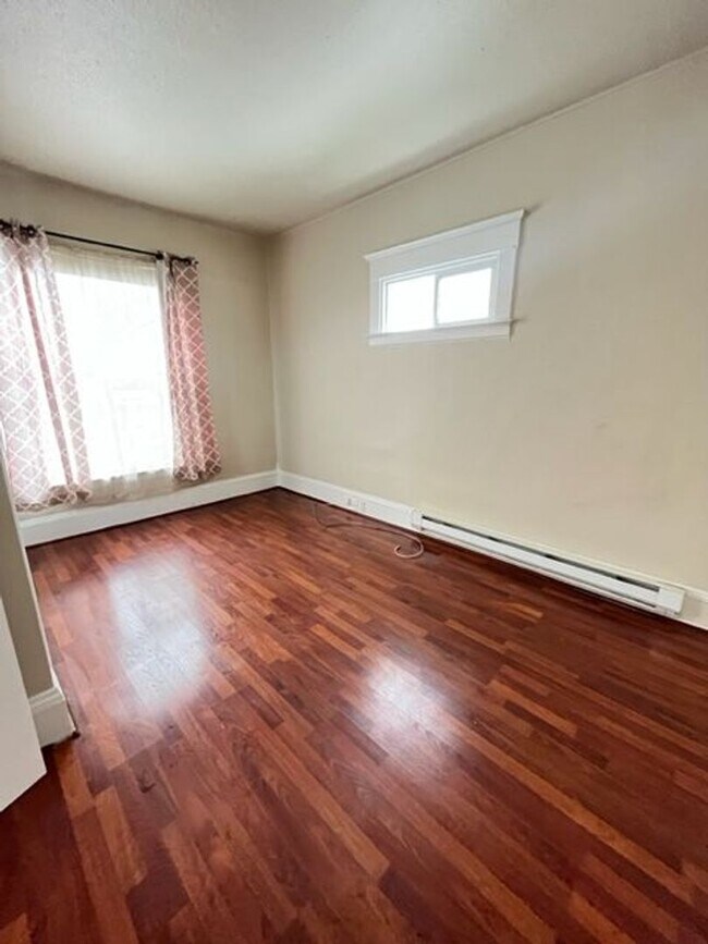 Building Photo - Charming 3 Bedroom 2 Bath Home in Everett with Storage Garage!