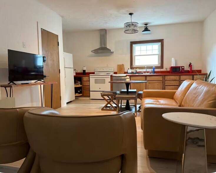 Building Photo - 41 Hollywood St.