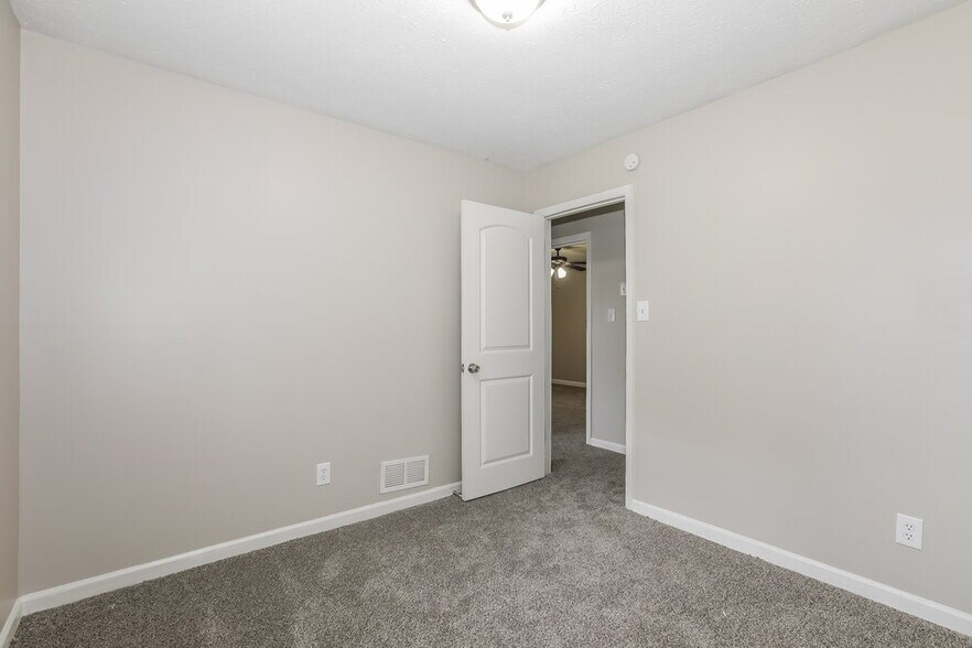 Building Photo - 583 Lakeridge Cir SE