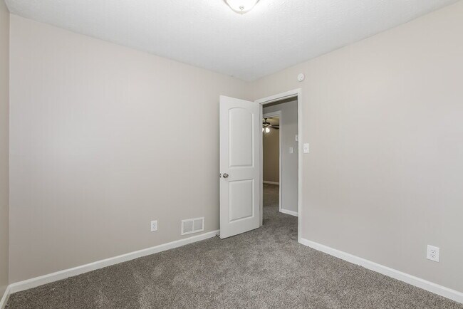 Building Photo - 583 Lakeridge Cir SE