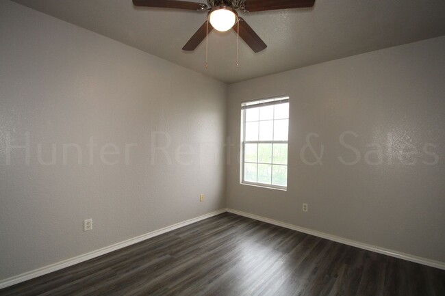 Building Photo - Amazing Three-Bedroom Townhome!