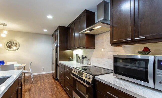 Building Photo - 8530 Holloway Dr