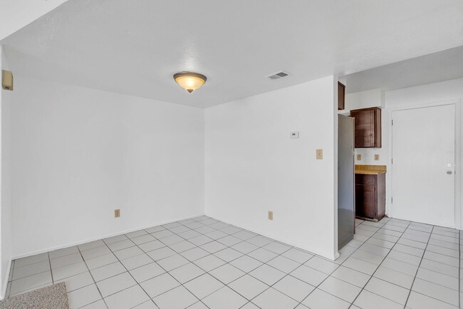 Building Photo - Charming townhouse for rent