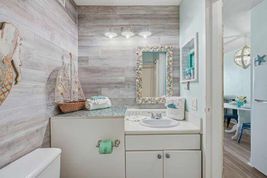 Building Photo - 8817 S Thomas Dr