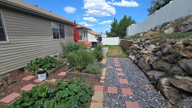 Building Photo - 6155 W Graceland Wy
