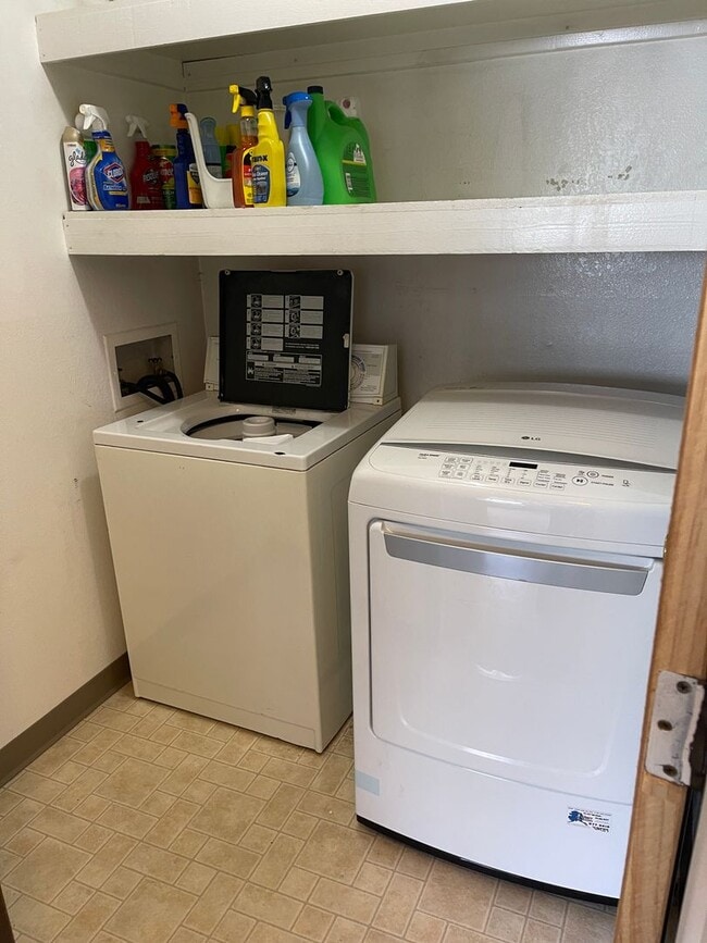 Building Photo - 1 BR/1 B near shopping center, UMED, and the Military base JBER.