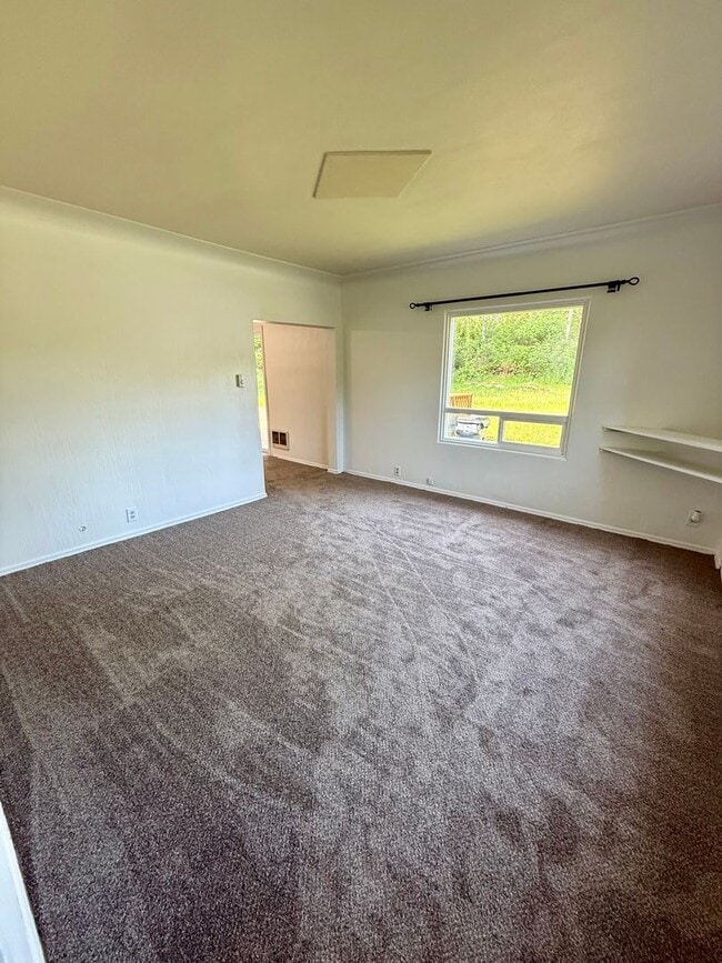 Building Photo - 3 bed 1 one bath house with yard