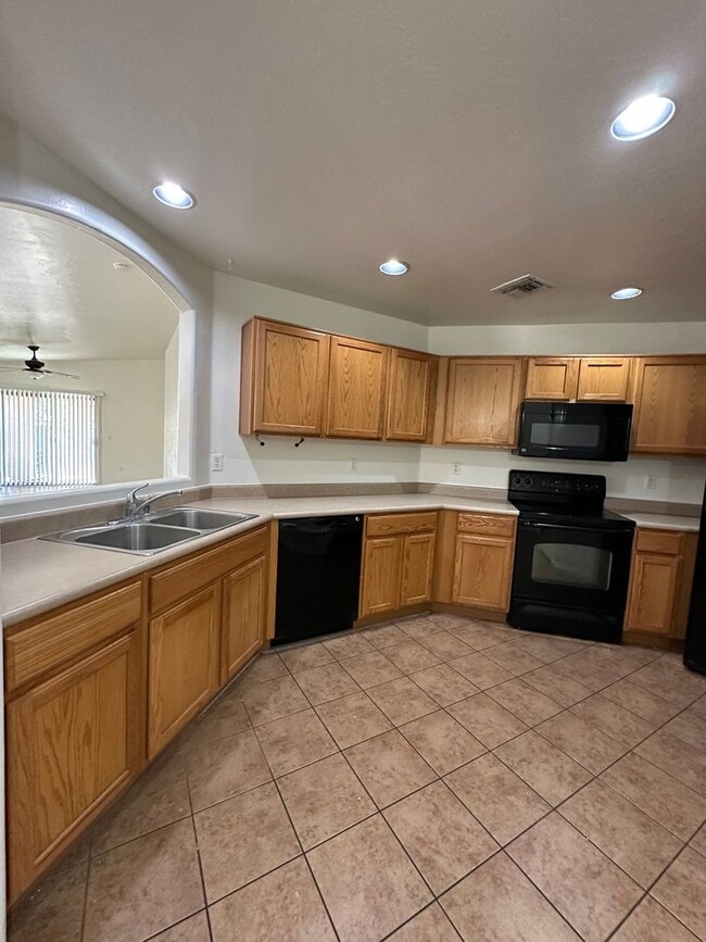 Building Photo - Beautiful 3 Bed 2 Bath House!!