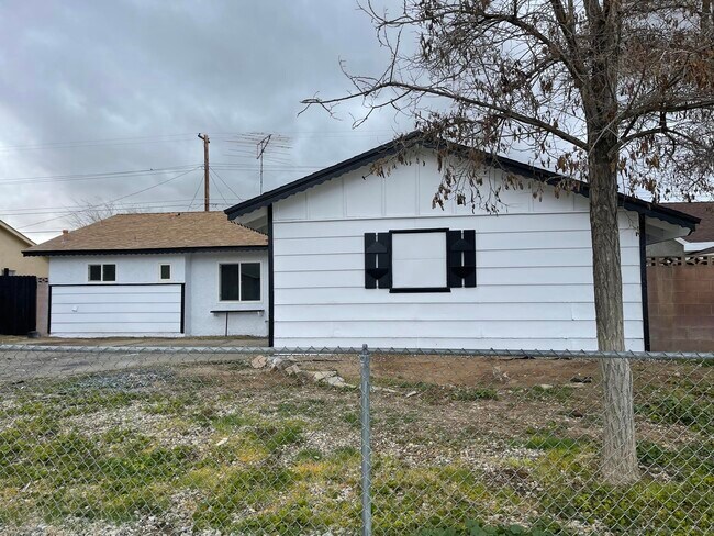 Building Photo - 45409 7th St E