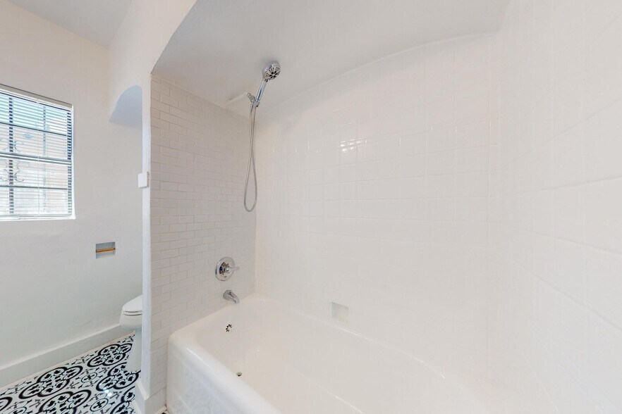 Building Photo - 3106 Monte Vista Blvd NE