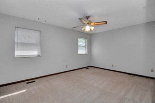 Building Photo - Knoxville 37934 - Split-level Home with 4 Bedrooms, 2 Baths & a 2-car garage. Call Lisa Vineyard ...