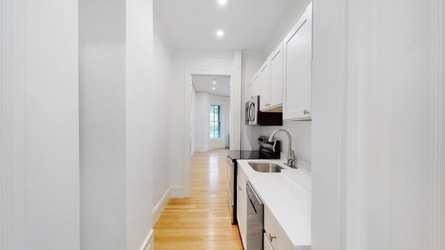 Building Photo - 2 Brimmer St