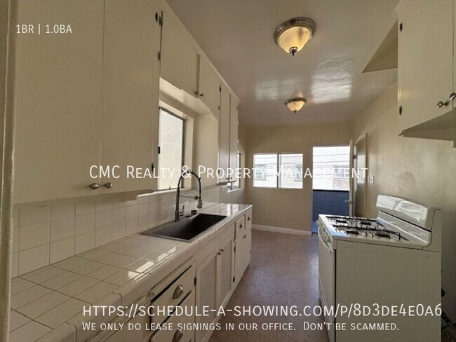 Building Photo - 827 E 4th St