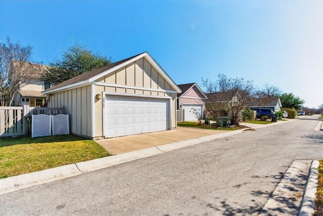 Building Photo - 2068 Herzog