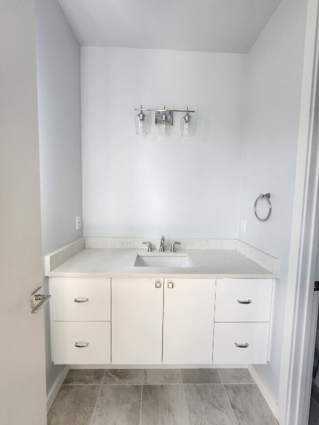 Building Photo - Beautiful 3-Bed, 3.5-Bath Townhome in Tampa (MOVE-IN SPECIAL, 50% OFF 2ND MONTH)