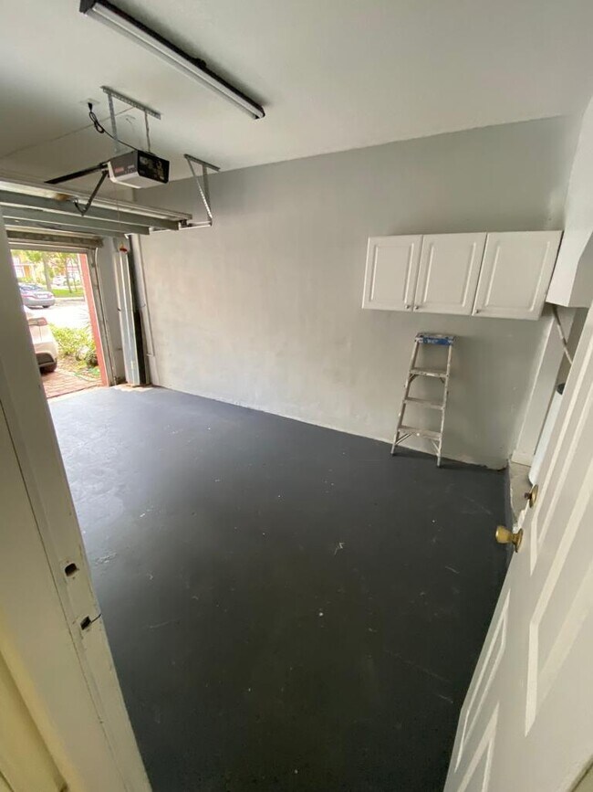 Building Photo - 2208 Shoma Dr