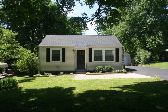 Building Photo - 2833 Colonial Cir