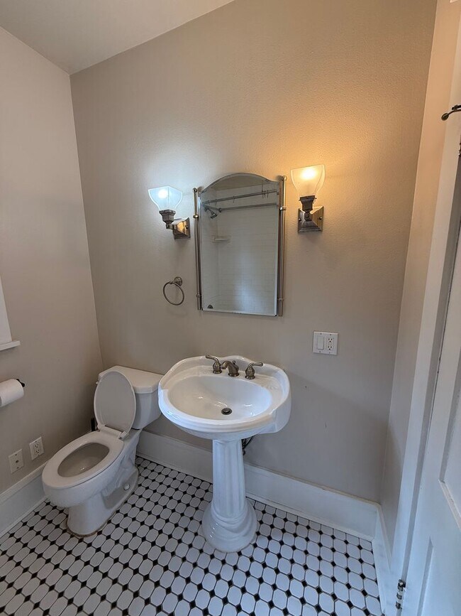 Building Photo - Charming Victorian Home on South Hill