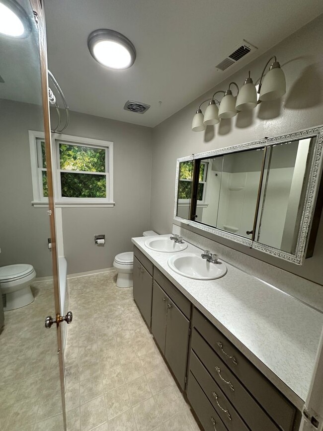 Building Photo - Great location in Meridian for this 3 bedroom 2 bath home.