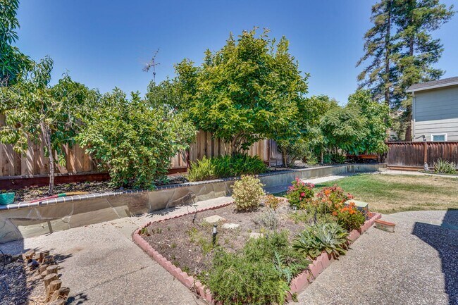 Building Photo - Excellent 3 bedroom, 2 Bath Home with Cent...