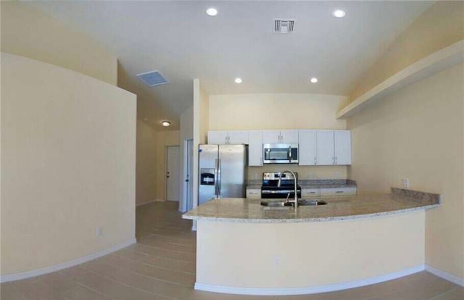 Building Photo - 915 SW 8th Pl