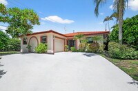 Building Photo - 1035 Soelca Dr