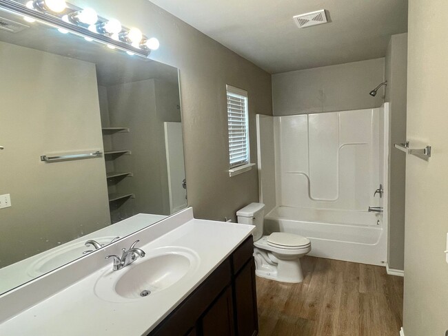 Building Photo - Beautiful 4 bed Bedroom Home in Mustang Sc...