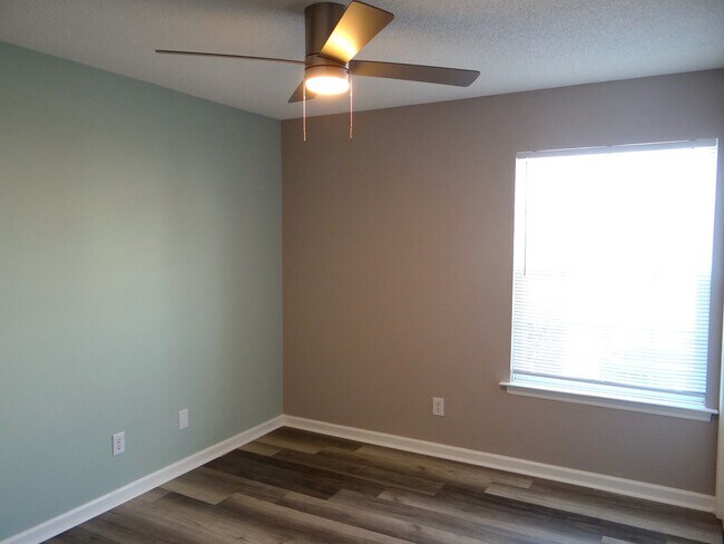 Building Photo - Long term ground floor rental
