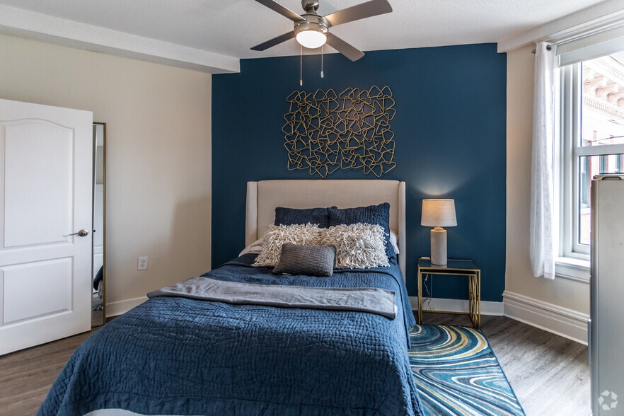 1BR, 1BA - 644SF - Bedroom - Gayoso House