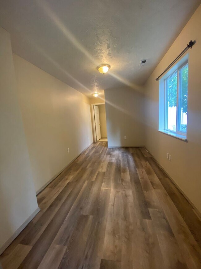 Building Photo - Upper unit-3 bed /2 bath triplex Cheney