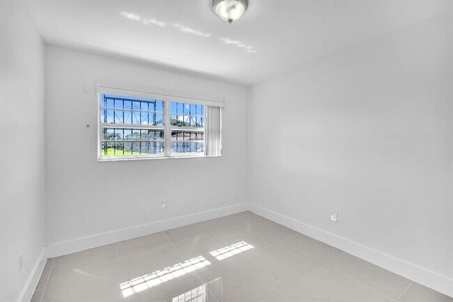 Building Photo - 17115 NW 12th Ct